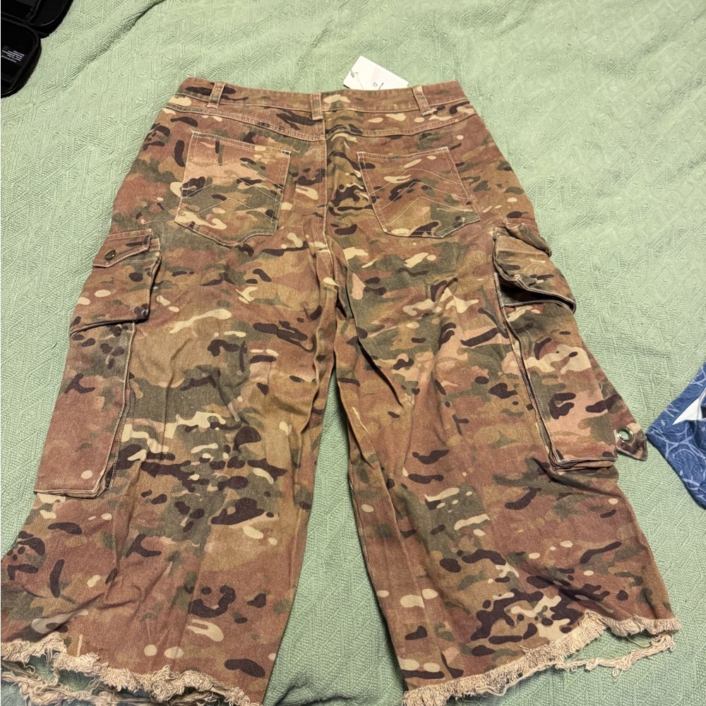 Camouflage Cargo Shorts - Picture 11 of 12